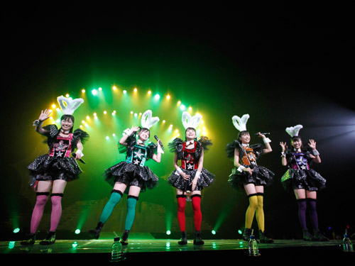 日本武道館で「女祭り」と題したライブを開催した「ももいろクローバーＺ」。左から、佐々木彩夏、有安杏果、百田夏菜子、玉井詩織、高城れに