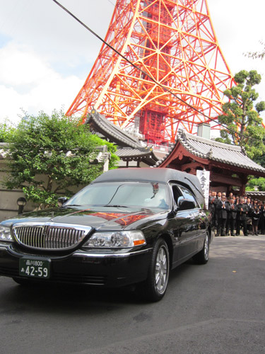 約２００人に見送られての出棺する流通ジャーナリスト・金子哲雄氏の棺を乗せた車