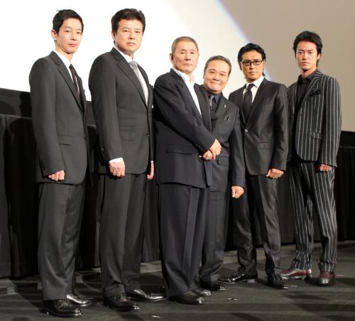 ダークなスーツできめた（左から）加瀬亮、三浦友和、北野武、西田敏行、高橋克典、桐谷健太
