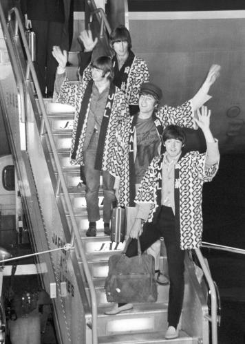 東京公演のため羽田空港に到着し、法被姿でファンに手を振るビートルズ＝１９６６年６月