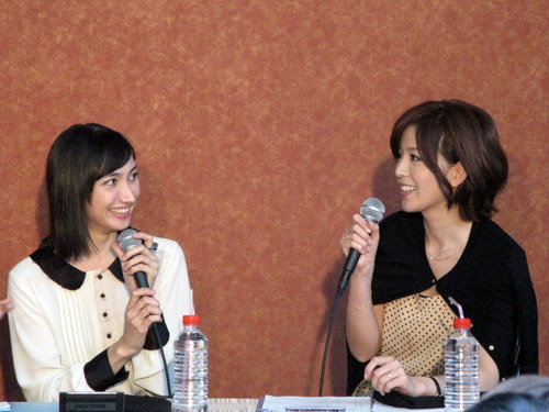 ラジオ公開生放送を行った中野美奈子（右）とゲストの香椎由宇