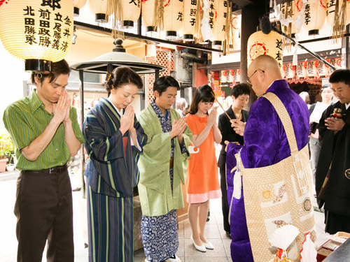 法善寺で成功祈願をする（左から）間寛平の長男・間慎太郎、音無美紀子、菅広文、未知やすえら