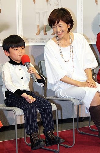 ＮＨＫ総合ドラマ１０「シングルマザーズ」初回試写会で、息子役の田中奏生のコメントを本物の母のような顔で聞く沢口靖子