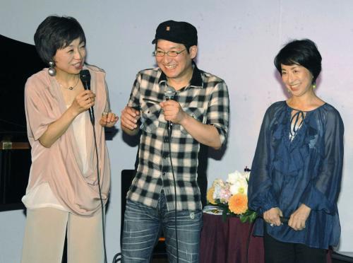 「ラジオ石巻」の番組「クミコのきっとツナガルラジオ」の公開収録に臨んだ（左から）歌手クミコ、落語家の春風亭昇太と阿川佐和子