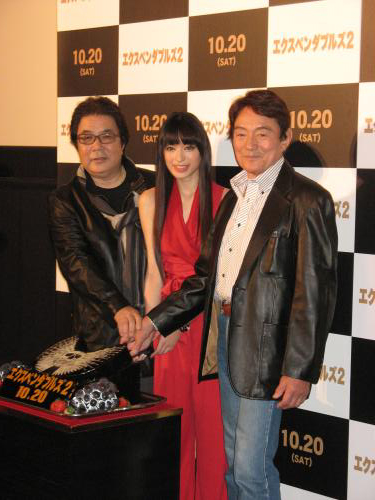映画「エクスペンダブルズ２」のイベントに出席した（左から）玄田哲章、栗山千明、ささきいさお