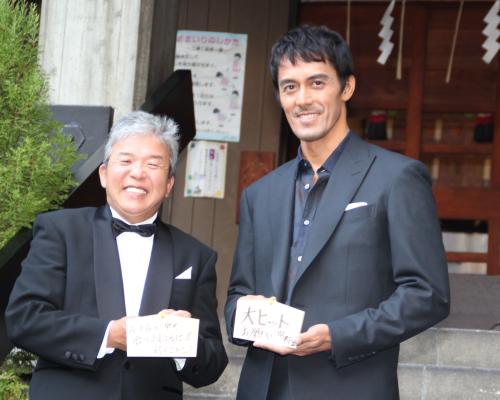 烏森神社で、映画「カラスの親指」大ヒット祈願を行った村上ショージ（左）と阿部寛