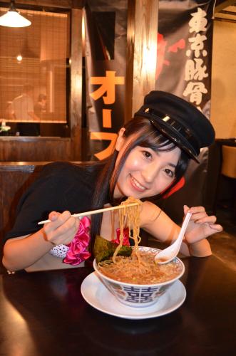 「東京豚骨拉麺ばんから」の新店舗開店イベントにバンカラ学生風ビキニで駆けつけた谷一歩