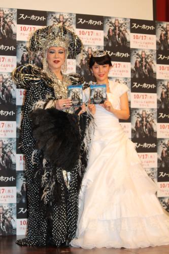 「スノーホワイト」ブルーレイ＆ＤＶＤリリース記念イベントに出席した美川憲一（左）と福田彩乃