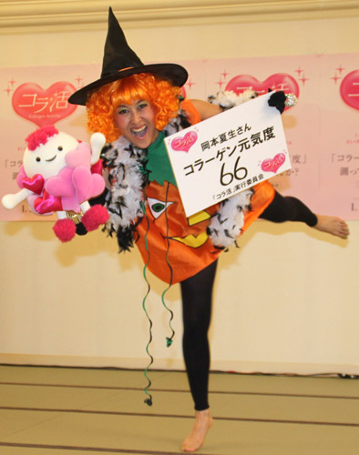 「コラ活」ヨガイベントで、ハロウィーンの衣装でヨガのポーズを披露した岡本夏生