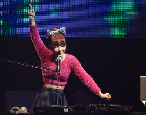 【画像・写真】ＫＡＲＡ　ノリノリＤＪ「江南スタイル」馬ダンス披露