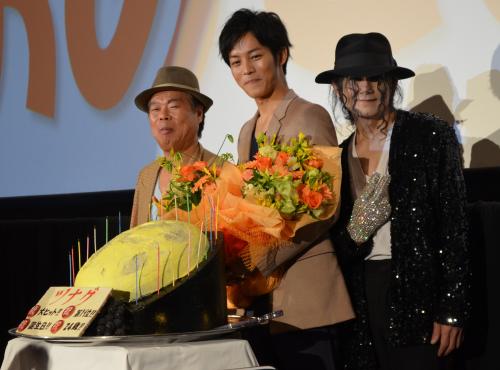 映画「ツナグ」のイベントで、寅さん、マイケル・ジャクソンのそっくりさんに誕生日を祝福される松坂桃李