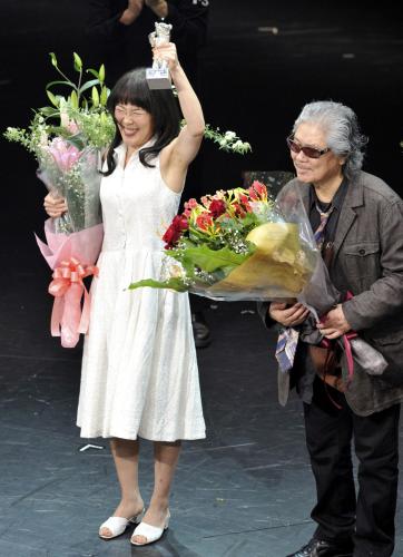 ２０１０年２月、ベルリン国際映画祭・最優秀女優賞のトロフィーを授与され喜ぶ寺島しのぶ（左）と若松孝二監督