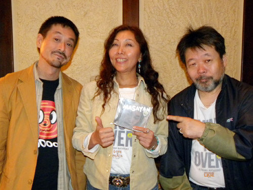 桑名正博のベスト盤のジャケットの秘話を語った（右から）田村嘉久さん、桑名晴子、寺嶋雅志さん