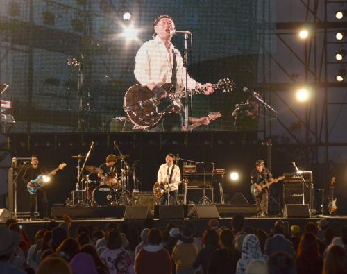 口蹄疫被害に遭った宮崎を支援しようと開いた野外ライブで熱唱する歌手の泉谷しげる（中央）