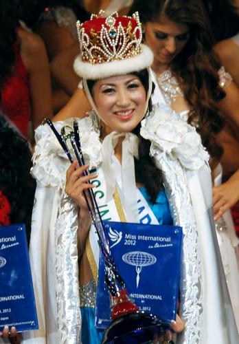 ミス・インターナショナル世界大会で優勝し、笑顔を見せる吉松育美さん