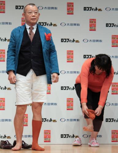 「太田胃散」新薬発売イベントに登場、立ったまま靴下をはき、得意気な笑福亭鶴瓶