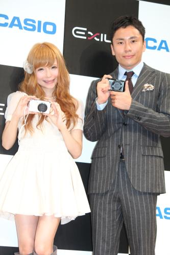 デジタルカメラ「ＥＸＩＬＩＭ」新製品発表会に登場した益若つばさ（左）と太田雄貴