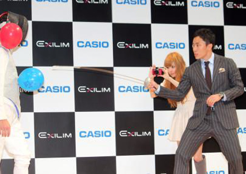 デジタルカメラ「ＥＸＩＬＩＭ」新製品発表会で、太田雄貴の突きを撮影する益若つばさ