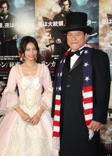 映画「リンカーン／秘密の書」公開記念イベントに登場した相武紗季（左）とアントニオ猪木会長