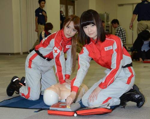 【画像・写真】たかみな＆ぱるる　ＡＥＤ講習受講「私たちでも命を救うことできます」