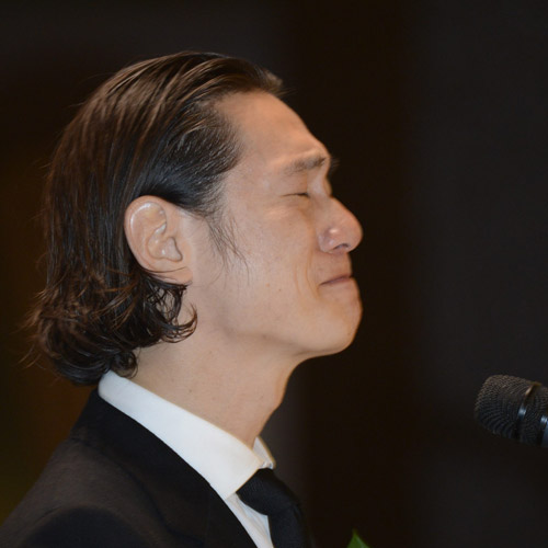 若松孝二監督の葬儀・告別式で、涙を浮かべながら弔辞を述べる井浦新