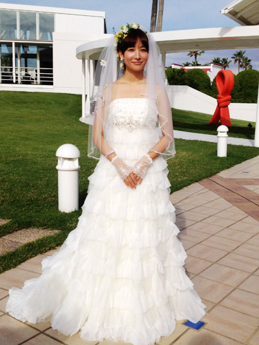 ＣＭでウエディングドレス姿を披露する安田奈央。新曲「こたえ」がＣＭ曲に起用されている