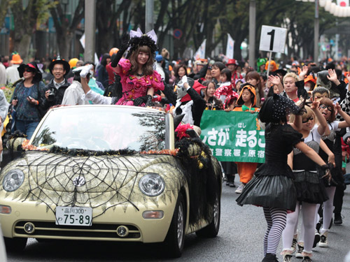 「クモの花嫁」に仮装してハロウィーンパレードに参加するきゃりーぱみゅぱみゅ
