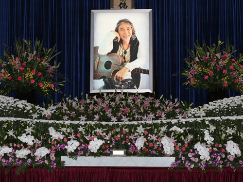 桑名正博さんの祭壇にはギターを手に穏やかにほほえむ遺影