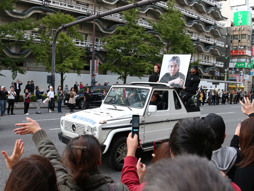 桑名正博さんの遺影を掲げ御堂筋をパレードする車