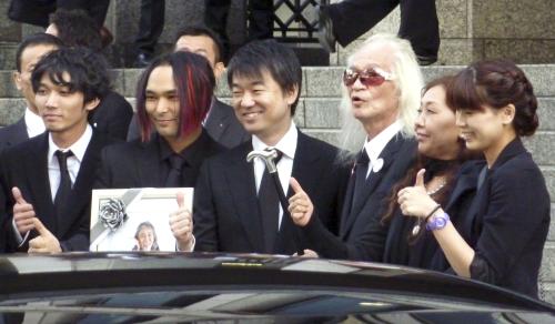 大阪市庁舎前で、親指を立てて霊きゅう車を見送る橋下市長、内田裕也ら