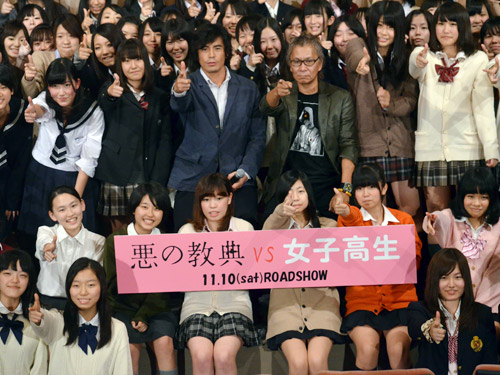 映画「悪の教典」の女子高生限定試写会を行った伊藤英明（左）と三池崇史監督