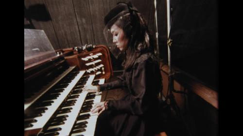 ４０周年記念ベスト盤「日本の恋と、ユーミンと。」の特典ＤＶＤに収録される、「翳りゆく部屋」のミュージックビデオの一場面。東京カテドラル聖マリア大聖堂（文京区）のパイプオルガンを弾いているユーミン。