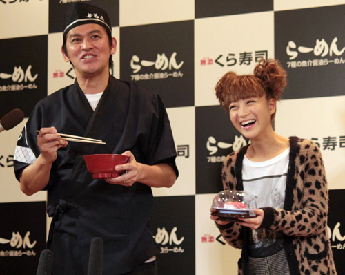 「くら寿司　７種の魚介醤油らーめん」発売イベントに登場、笑顔で質問に応じる岡田圭右（左）と鈴木奈々