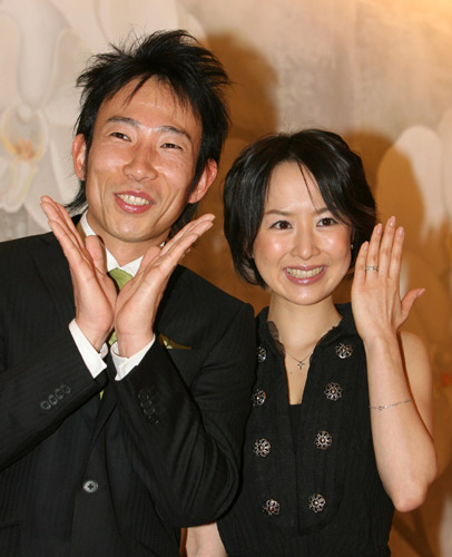 ０７年２月に結婚したモンキッキーと山川恵里佳
