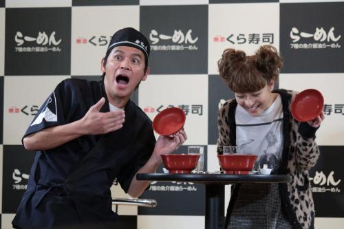 「くら寿司　７種の魚介醤油らーめん」発売イベントで、丼のフタを開け驚いた表情の岡田圭右（左）と鈴木奈々