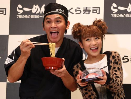 新発売するラーメンと寿司をＰＲする岡田圭右（左）と鈴木奈々