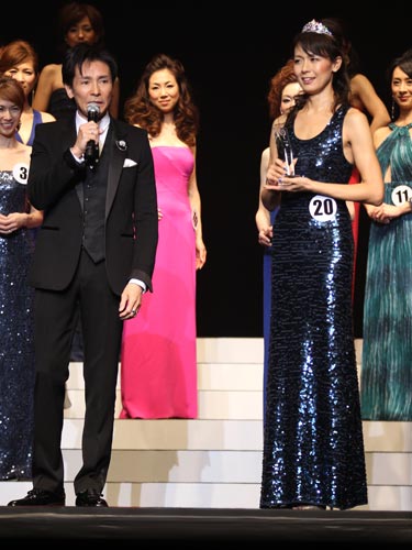 国民的美魔女コンテストでグランプリに輝いた門馬礼子さんは、郷ひろみにトロフィーを手渡される
