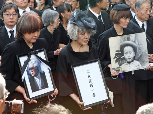 娘たちとともに、亡き夫、藤本義一さんに別れを告げる統紀子夫人