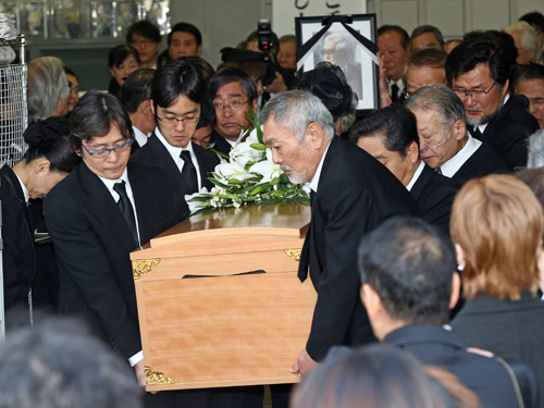 大勢の参列者に見送られ出棺する藤本義一さんの棺