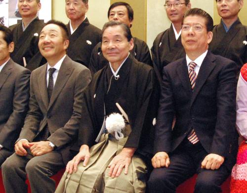 記者会見後、西川きよし（右）らと記念撮影に臨む笑福亭仁鶴（中央）