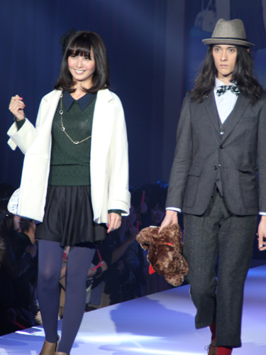 「ＭＯＲＥ　創刊３５周年スペシャルイベント」でファッションショーに登場した加藤夏希（左）、栗原類