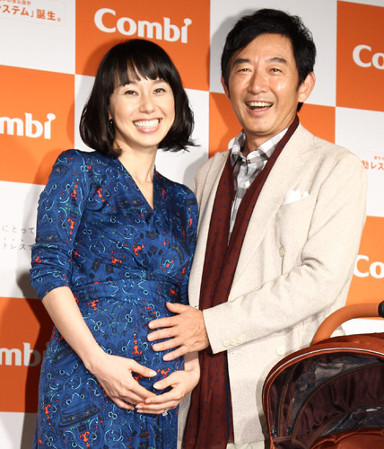 ８月、夫婦そろってイベントに登場した東尾理子（左）と石田純一