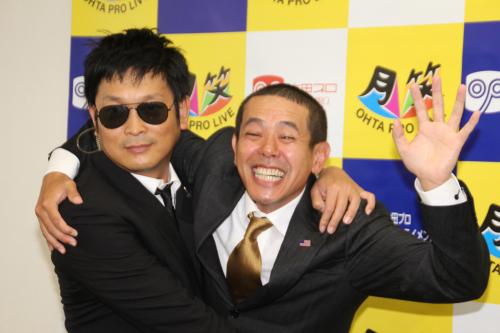 相方の安田和博（左）と抱き合い、オバマ氏再選を喜ぶノッチ