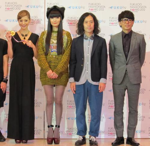 「ＦＵＫＵＬＯＧ　ＦＡＳＨＩＯＮＩＳＴＡ　ＡＷＡＲＤ　２０１２」のキックオフイベントに出席した（左から）木下ココ、秋元梢、「ピース」又吉直樹、綾部祐二