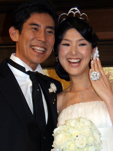 ０８年９月に結婚した高嶋政伸（左）と美元。結婚式では幸せそうな笑顔を見せていた２人だが…