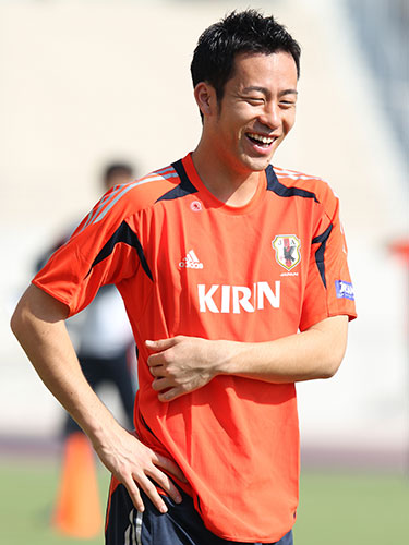 日本代表練習で笑顔を見せる吉田