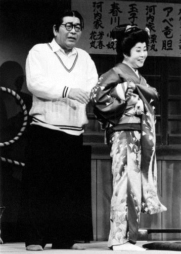 １９８９年、舞台「おもろい女」で芦屋雁之助さん（左）と共演する森光子さん