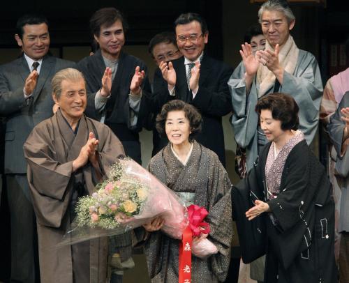 ２００９年５月、国民栄誉賞受賞が決定し、舞台「放浪記」の共演者から祝福を受ける森光子さん（中央）