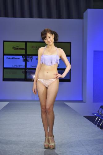 「２０１３新作水着ファッションショー」に登場した矢萩春菜