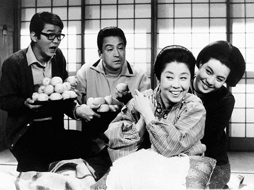 「時間ですよ」に出演した森光子さん（右から２人目）